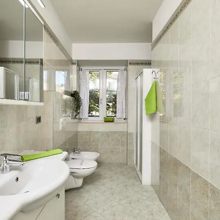 Apartment Mit 2 Schlafzimmern Und Balkon Bv2 *